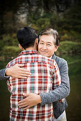 포토 JPG 주간 노년 남자 행복 아들 여행 가족 안기 서기 미소 상반신 성인 야외 두명 앞모습 뒷모습 아웃포커스 30대 강 다정 한국인 가을 아빠 60대 낙동강 안동 부자지간 성인남자만 국내포토 자연요소 계절 감정 뷰포인트 컨셉 관계 모션 촬영기법 표정 사람 동양인 장년 경상북도 남자만 성인만 파일형식 구미