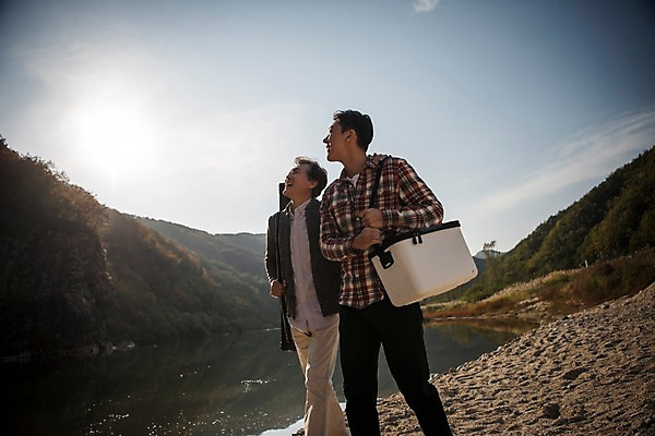 포토 JPG 주간 응시 노년 남자 아들 여유 여행 가족 낚시 들기 상반신 성인 야외 두명 앞모습 아웃포커스 30대 강 걷기 한국인 올려보기 가을 낚시용품 아빠 60대 낙동강 안동 부자지간 성인남자만 국내포토 자연요소 시선 계절 감정 뷰포인트 관계 모션 레저 촬영기법 사람 동양인 장년 경상북도 남자만 성인만 파일형식 구미