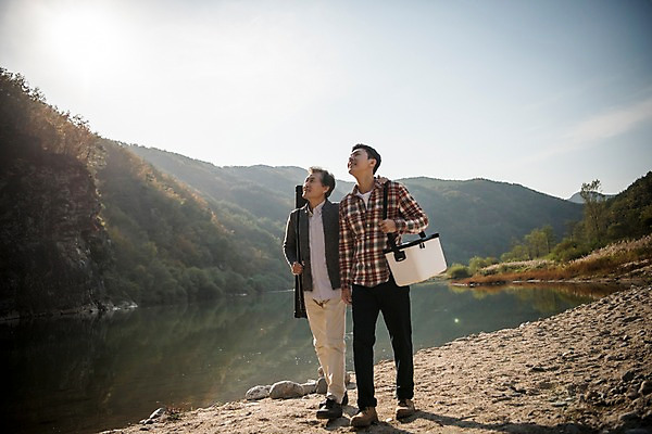 포토 JPG 주간 전신 응시 노년 남자 아들 여유 여행 가족 낚시 들기 성인 야외 두명 앞모습 아웃포커스 30대 강 걷기 한국인 가을 낚시용품 아빠 60대 낙동강 안동 부자지간 성인남자만 국내포토 자연요소 시선 계절 감정 뷰포인트 관계 모션 레저 촬영기법 사람 동양인 장년 경상북도 남자만 성인만 파일형식 구미 인종 경상도 한국 아시아 나라