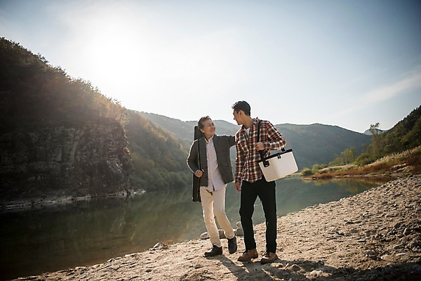 포토 JPG 주간 전신 응시 노년 남자 아들 여유 여행 가족 낚시 미소 들기 성인 야외 두명 앞모습 아웃포커스 30대 강 걷기 한국인 가을 낚시용품 아빠 60대 낙동강 안동 부자지간 성인남자만 국내포토 자연요소 시선 계절 감정 뷰포인트 관계 모션 레저 촬영기법 표정 사람 동양인 장년 경상북도 남자만 성인만 파일형식 구미