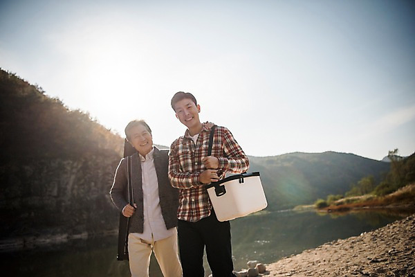 포토 JPG 주간 노년 남자 아들 여유 여행 가족 낚시 들기 상반신 성인 야외 두명 앞모습 아웃포커스 30대 강 걷기 한국인 가을 낚시용품 아빠 60대 즐거움 낙동강 안동 부자지간 성인남자만 국내포토 자연요소 계절 감정 뷰포인트 관계 모션 레저 촬영기법 사람 동양인 장년 경상북도 남자만 성인만 파일형식 구미