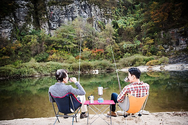 포토 JPG 주간 전신 노년 남자 아들 여유 커피 여행 가족 낚시 앉기 성인 야외 두명 뒷모습 30대 강 한국인 마시기 가을 아빠 60대 낙동강 안동 부자지간 성인남자만 국내포토 자연요소 계절 감정 음료 뷰포인트 관계 모션 레저 사람 동양인 장년 경상북도 남자만 성인만 파일형식 구미