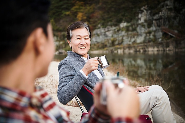 포토 JPG 주간 노년 남자 아들 여유 커피 여행 가족 낚시 웃음 들기 앉기 상반신 성인 야외 두명 옆모습 아웃포커스 30대 강 한국인 가을 아빠 60대 낙동강 안동 부자지간 성인남자만 국내포토 자연요소 계절 감정 음료 뷰포인트 관계 모션 레저 촬영기법 표정 사람 동양인 장년 경상북도 남자만 성인만 파일형식 구미