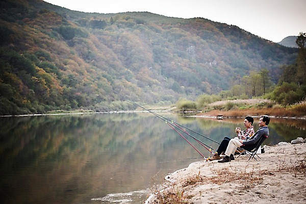 포토 JPG 주간 전신 응시 노년 남자 아들 여유 여행 가족 낚시 앉기 성인 야외 두명 옆모습 30대 한국인 가을 아빠 60대 낙동강 안동 부자지간 성인남자만 국내포토 자연요소 시선 계절 감정 뷰포인트 관계 모션 레저 사람 동양인 장년 강 경상북도 남자만 성인만 파일형식 구미