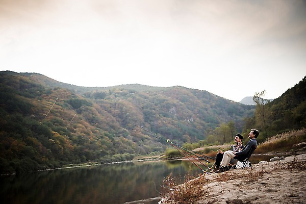 포토 JPG 주간 전신 응시 노년 남자 아들 여유 여행 가족 낚시 앉기 성인 야외 두명 옆모습 30대 강 한국인 가을 아빠 낚싯대 60대 낙동강 안동 부자지간 성인남자만 국내포토 자연요소 시선 계절 감정 뷰포인트 관계 모션 레저 사람 동양인 장년 낚시용품 경상북도 남자만 성인만 파일형식 구미