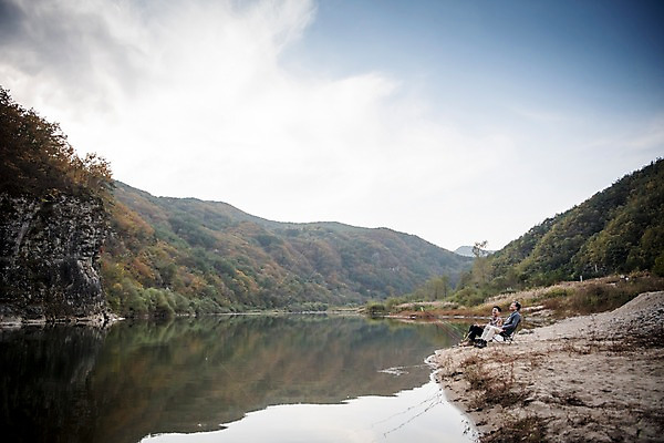 포토 JPG 주간 전신 노년 남자 아들 여유 가족 낚시 미소 앉기 성인 야외 두명 옆모습 30대 강 한국인 올려보기 가을 아빠 낚싯대 60대 낙동강 안동 부자지간 성인남자만 국내포토 자연요소 계절 감정 뷰포인트 관계 모션 레저 표정 사람 동양인 장년 낚시용품 경상북도 남자만 성인만 파일형식 구미