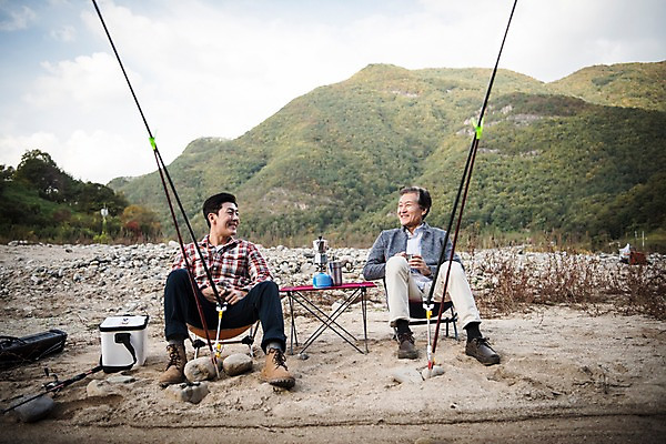 포토 JPG 주간 전신 노년 남자 아들 여유 여행 가족 낚시 웃음 앉기 성인 야외 두명 앞모습 아웃포커스 30대 강 한국인 가을 낚시용품 아빠 낚싯대 60대 낙동강 안동 부자지간 성인남자만 국내포토 자연요소 계절 감정 뷰포인트 관계 모션 레저 촬영기법 표정 사람 동양인 장년 경상북도 남자만 성인만 파일형식 구미