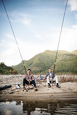 포토 JPG 주간 전신 노년 남자 아들 여유 여행 가족 낚시 미소 앉기 성인 야외 두명 앞모습 아웃포커스 30대 강 한국인 가을 낚시용품 아빠 낚싯대 60대 낙동강 안동 부자지간 성인남자만 국내포토 자연요소 계절 감정 뷰포인트 관계 모션 레저 촬영기법 표정 사람 동양인 장년 경상북도 남자만 성인만 파일형식 구미