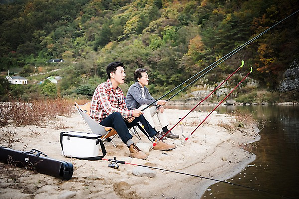 포토 JPG 주간 전신 응시 노년 남자 아들 여유 여행 가족 낚시 앉기 성인 야외 두명 옆모습 30대 강 한국인 가을 낚시용품 아빠 낚싯대 60대 낙동강 안동 부자지간 성인남자만 국내포토 자연요소 시선 계절 감정 뷰포인트 관계 모션 레저 사람 동양인 장년 경상북도 남자만 성인만 파일형식 구미 인종 경상도 한국 아시아 나라