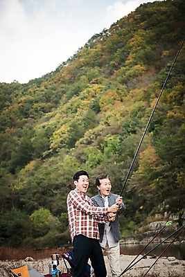 포토 JPG 주간 응시 노년 남자 아들 여행 가족 낚시 서기 웃음 상반신 성인 야외 두명 앞모습 옆모습 30대 강 놀람 한국인 가을 아빠 낚싯대 60대 즐거움 낙동강 안동 부자지간 성인남자만 국내포토 자연요소 시선 계절 감정 뷰포인트 관계 모션 레저 표정 사람 동양인 장년 낚시용품 경상북도 남자만 성인만 파일형식 구미