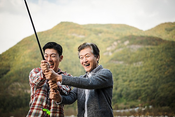 포토 JPG 주간 응시 노년 남자 아들 여행 가족 낚시 서기 웃음 들기 상반신 성인 야외 두명 앞모습 아웃포커스 30대 강 한국인 가을 아빠 낚싯대 60대 즐거움 낙동강 안동 부자지간 성인남자만 국내포토 자연요소 시선 계절 감정 뷰포인트 관계 모션 레저 촬영기법 표정 사람 동양인 장년 낚시용품 경상북도 남자만 성인만 파일형식 구미