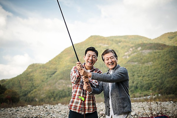 포토 JPG 주간 노년 남자 아들 여행 가족 낚시 서기 웃음 들기 상반신 성인 야외 두명 앞모습 아웃포커스 30대 강 한국인 가을 아빠 낚싯대 60대 즐거움 낙동강 안동 부자지간 성인남자만 국내포토 자연요소 계절 감정 뷰포인트 관계 모션 레저 촬영기법 표정 사람 동양인 장년 낚시용품 경상북도 남자만 성인만 파일형식 구미