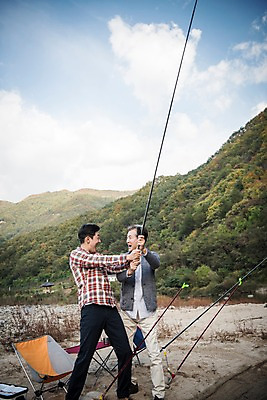 포토 JPG 주간 전신 응시 노년 남자 아들 여행 가족 낚시 서기 웃음 들기 성인 야외 두명 앞모습 옆모습 30대 강 한국인 가을 아빠 낚싯대 60대 즐거움 낙동강 안동 부자지간 성인남자만 국내포토 자연요소 시선 계절 감정 뷰포인트 관계 모션 레저 표정 사람 동양인 장년 낚시용품 경상북도 남자만 성인만 파일형식 구미
