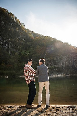 포토 JPG 주간 전신 응시 노년 남자 아들 여유 여행 가족 낚시 서기 웃음 성인 야외 두명 옆모습 뒷모습 30대 강 한국인 가을 잡기 아빠 낚싯대 60대 즐거움 낙동강 안동 부자지간 성인남자만 국내포토 자연요소 시선 계절 감정 뷰포인트 관계 모션 레저 표정 사람 동양인 장년 낚시용품 경상북도 남자만 성인만 파일형식 구미