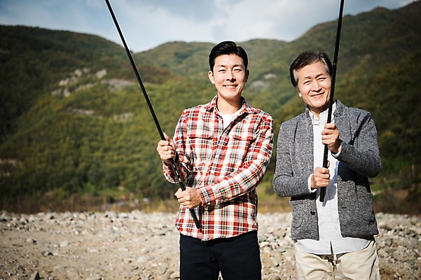 포토 JPG 주간 노년 남자 아들 여유 여행 가족 낚시 서기 미소 들기 상반신 성인 야외 두명 앞모습 아웃포커스 30대 강 한국인 가을 아빠 낚싯대 60대 낙동강 안동 부자지간 성인남자만 국내포토 자연요소 계절 감정 뷰포인트 관계 모션 레저 촬영기법 표정 사람 동양인 장년 낚시용품 경상북도 남자만 성인만 파일형식 구미 인종 경상도 한국 아시아 나라