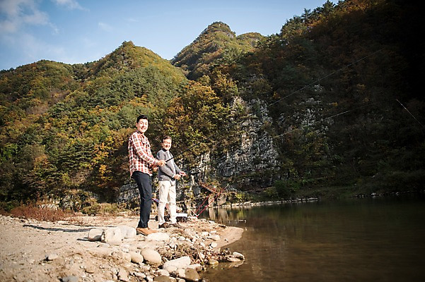 포토 JPG 주간 전신 노년 남자 아들 여유 여행 가족 낚시 서기 미소 성인 야외 두명 옆모습 30대 강 한국인 가을 아빠 낚싯대 60대 낙동강 안동 부자지간 성인남자만 국내포토 자연요소 계절 감정 뷰포인트 관계 모션 레저 표정 사람 동양인 장년 낚시용품 경상북도 남자만 성인만 파일형식 구미