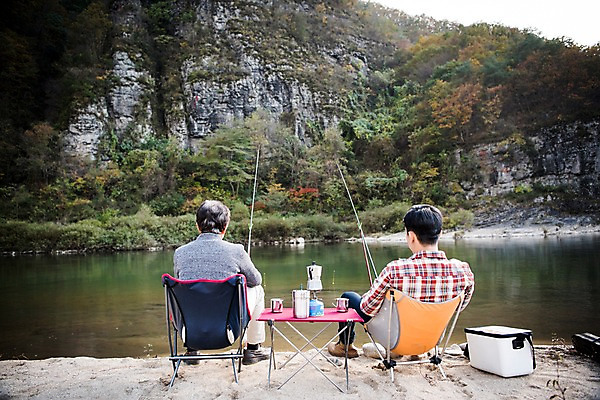 포토 JPG 주간 전신 노년 남자 아들 여유 여행 가족 낚시 앉기 성인 야외 두명 뒷모습 30대 강 한국인 가을 아빠 60대 낙동강 안동 부자지간 성인남자만 국내포토 자연요소 계절 감정 뷰포인트 관계 모션 레저 사람 동양인 장년 경상북도 남자만 성인만 파일형식 구미