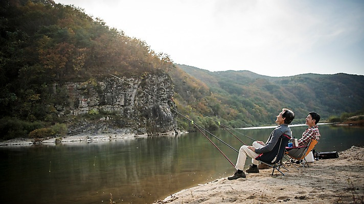 포토 JPG 주간 전신 노년 남자 아들 여유 여행 가족 낚시 앉기 성인 야외 두명 옆모습 30대 강 한국인 가을 아빠 낚싯대 60대 낙동강 안동 부자지간 성인남자만 국내포토 자연요소 계절 감정 뷰포인트 관계 모션 레저 사람 동양인 장년 낚시용품 경상북도 남자만 성인만 파일형식 구미