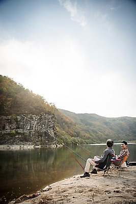 포토 JPG 주간 전신 응시 노년 남자 아들 여유 여행 가족 낚시 대화 앉기 성인 야외 두명 옆모습 30대 강 한국인 가을 아빠 낚싯대 60대 낙동강 안동 부자지간 성인남자만 국내포토 자연요소 시선 계절 감정 뷰포인트 관계 모션 레저 말하기 사람 동양인 장년 낚시용품 경상북도 남자만 성인만 파일형식 구미