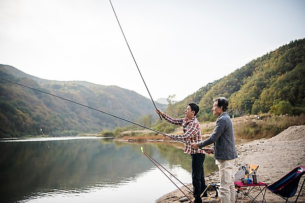 포토 JPG 주간 전신 노년 남자 아들 여유 여행 가족 낚시 서기 성인 야외 두명 옆모습 30대 강 한국인 가을 잡기 아빠 낚싯대 60대 낙동강 안동 부자지간 성인남자만 국내포토 자연요소 계절 감정 뷰포인트 관계 모션 레저 사람 동양인 장년 낚시용품 경상북도 남자만 성인만 파일형식 구미
