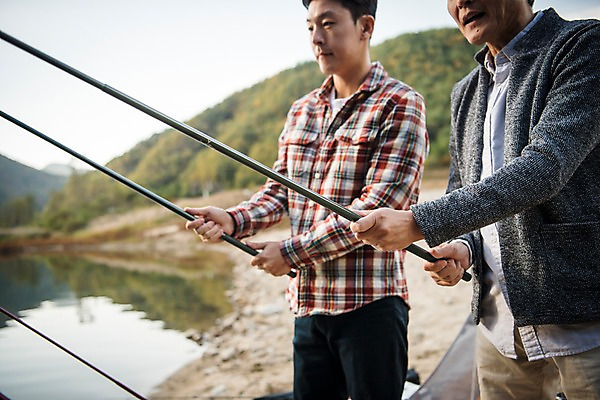 포토 JPG 주간 노년 남자 아들 여유 여행 가족 낚시 서기 들기 상반신 성인 야외 두명 옆모습 아웃포커스 30대 강 한국인 가을 아빠 낚싯대 60대 낙동강 안동 부자지간 성인남자만 국내포토 자연요소 계절 감정 뷰포인트 관계 모션 레저 촬영기법 사람 동양인 장년 낚시용품 경상북도 남자만 성인만 파일형식 구미 인종 경상도 한국 아시아 나라