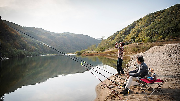 포토 JPG 주간 전신 응시 노년 남자 아들 여유 여행 가족 낚시 서기 앉기 성인 야외 두명 옆모습 30대 강 한국인 가을 아빠 낚싯대 60대 낙동강 안동 부자지간 성인남자만 국내포토 자연요소 시선 계절 감정 뷰포인트 관계 모션 레저 사람 동양인 장년 낚시용품 경상북도 남자만 성인만 파일형식 구미