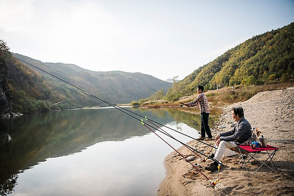 포토 JPG 주간 전신 응시 노년 남자 아들 여유 여행 가족 낚시 서기 앉기 성인 야외 두명 옆모습 30대 강 한국인 가을 아빠 낚싯대 60대 낙동강 안동 부자지간 성인남자만 국내포토 자연요소 시선 계절 감정 뷰포인트 관계 모션 레저 사람 동양인 장년 낚시용품 경상북도 남자만 성인만 파일형식 구미