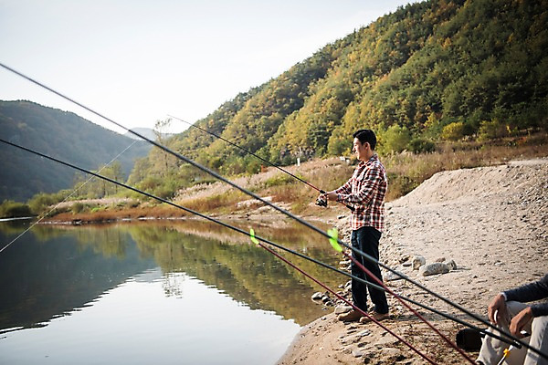 포토 JPG 주간 전신 응시 남자 여유 여행 낚시 서기 앉기 성인 야외 두명 옆모습 신체부위 30대 강 한국인 가을 다리 낚싯대 60대 낙동강 안동 성인남자만 국내포토 자연요소 시선 계절 노년 감정 뷰포인트 모션 레저 사람 동양인 장년 낚시용품 경상북도 남자만 성인만 파일형식 구미