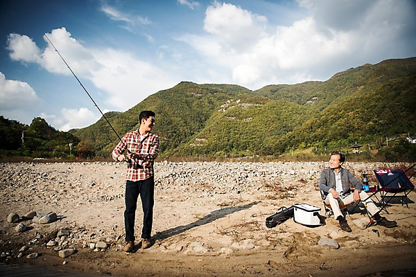 포토 JPG 주간 전신 응시 남자 여유 여행 낚시 서기 미소 앉기 성인 야외 두명 앞모습 30대 강 한국인 가을 낚싯대 60대 낙동강 안동 부자지간 성인남자만 국내포토 자연요소 시선 계절 노년 감정 아들 뷰포인트 가족 모션 레저 표정 사람 동양인 장년 낚시용품 아빠 경상북도 남자만 성인만 파일형식 구미
