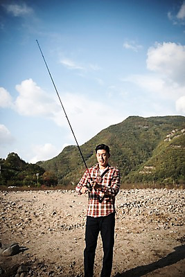 포토 JPG 주간 응시 남자 여유 여행 낚시 한명 서기 들기 상반신 성인 야외 앞모습 30대 한국인 가을 낚싯대 낙동강 안동 성인남자한명만 국내포토 자연요소 1 시선 계절 감정 뷰포인트 모션 레저 사람 동양인 장년 강 낚시용품 경상북도 남자한명만 성인남자만 파일형식 구미