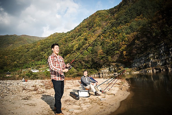 포토 JPG 주간 전신 응시 남자 여유 여행 낚시 서기 미소 들기 앉기 성인 야외 두명 옆모습 30대 강 한국인 가을 낚싯대 60대 낙동강 안동 부자지간 성인남자만 국내포토 자연요소 시선 계절 노년 감정 아들 뷰포인트 가족 모션 레저 표정 사람 동양인 장년 낚시용품 아빠 경상북도 남자만 성인만 파일형식 구미