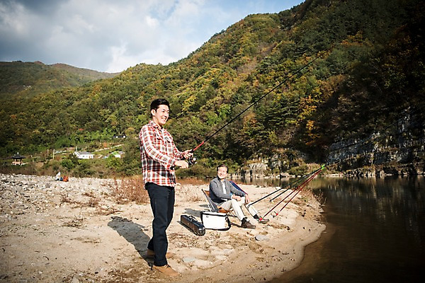 포토 JPG 주간 전신 응시 노년 남자 아들 여유 여행 가족 낚시 서기 미소 들기 앉기 성인 야외 두명 옆모습 30대 강 한국인 가을 아빠 낚싯대 60대 낙동강 안동 부자지간 성인남자만 국내포토 자연요소 시선 계절 감정 뷰포인트 관계 모션 레저 표정 사람 동양인 장년 낚시용품 경상북도 남자만 성인만 파일형식 구미