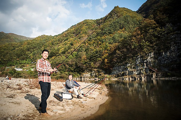 포토 JPG 주간 전신 노년 남자 아들 여유 여행 낚시 서기 미소 들기 앉기 성인 야외 두명 옆모습 30대 강 한국인 가을 아빠 낚싯대 60대 낙동강 안동 부자지간 성인남자만 국내포토 자연요소 계절 감정 뷰포인트 가족 모션 레저 표정 사람 동양인 장년 낚시용품 경상북도 남자만 성인만 파일형식 구미