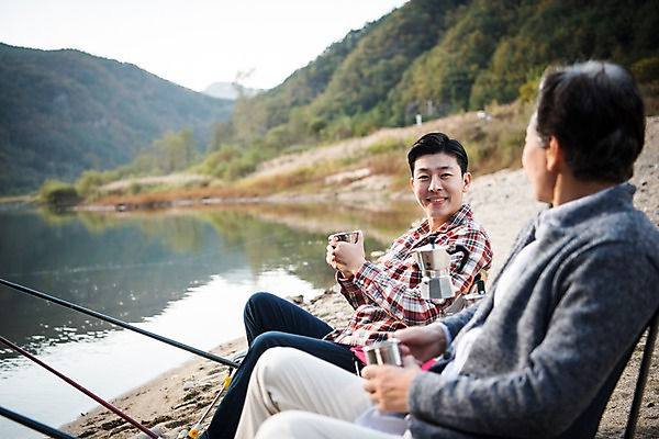 포토 JPG 주간 노년 남자 아들 여유 커피 여행 가족 낚시 미소 들기 앉기 상반신 성인 야외 두명 옆모습 아웃포커스 30대 강 한국인 가을 아빠 60대 낙동강 안동 부자지간 성인남자만 국내포토 자연요소 계절 감정 음료 뷰포인트 관계 모션 레저 촬영기법 표정 사람 동양인 장년 경상북도 남자만 성인만 파일형식 구미