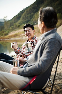 포토 JPG 주간 노년 남자 아들 여유 여행 가족 낚시 미소 들기 앉기 상반신 성인 야외 두명 옆모습 아웃포커스 30대 강 한국인 가을 아빠 60대 커피잔 낙동강 안동 부자지간 성인남자만 국내포토 자연요소 계절 감정 커피 뷰포인트 관계 모션 레저 잔 촬영기법 표정 사람 동양인 장년 경상북도 남자만 성인만 파일형식 구미