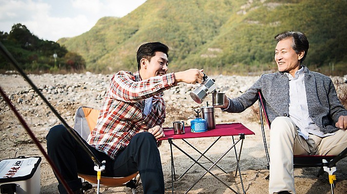 포토 JPG 주간 노년 남자 아들 여유 커피 여행 가족 낚시 웃음 들기 앉기 상반신 성인 야외 두명 앞모습 아웃포커스 30대 강 다정 한국인 가을 아빠 낚싯대 60대 낙동강 안동 부자지간 성인남자만 국내포토 자연요소 계절 감정 음료 뷰포인트 컨셉 관계 모션 레저 촬영기법 표정 사람 동양인 장년 낚시용품 경상북도 남자만 성인만 파일형식 구미