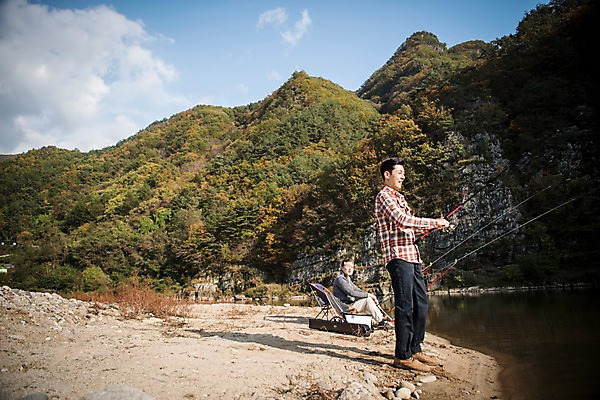 포토 JPG 주간 전신 응시 노년 남자 아들 여유 여행 낚시 서기 미소 들기 앉기 성인 야외 두명 옆모습 30대 강 한국인 가을 아빠 60대 낙동강 안동 부자지간 성인남자만 국내포토 자연요소 시선 계절 감정 뷰포인트 가족 모션 레저 표정 사람 동양인 장년 경상북도 남자만 성인만 파일형식 구미