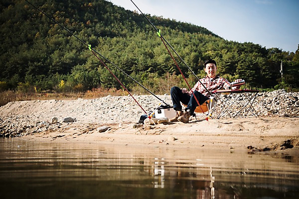 포토 JPG 주간 전신 응시 남자 여유 모래 여행 낚시 한명 앉기 성인 야외 앞모습 30대 한국인 가을 붓기 낚싯대 낙동강 안동 성인남자한명만 국내포토 자연요소 1 시선 계절 감정 뷰포인트 모션 레저 사람 동양인 장년 강 낚시용품 경상북도 남자한명만 성인남자만 파일형식 구미