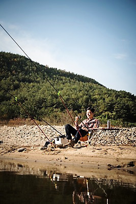 포토 JPG 주간 전신 응시 남자 여유 여행 낚시 한명 웃음 들기 앉기 성인 야외 옆모습 컵 30대 한국인 가을 낚싯대 낙동강 안동 성인남자한명만 국내포토 자연요소 1 식기 시선 계절 감정 뷰포인트 모션 레저 표정 사람 동양인 장년 강 낚시용품 경상북도 남자한명만 성인남자만 파일형식 구미