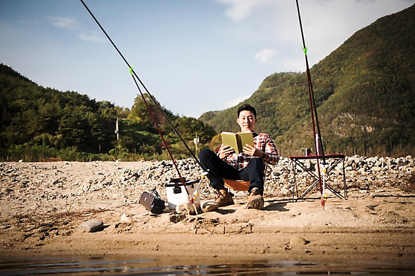 포토 JPG 주간 전신 응시 남자 여유 여행 낚시 한명 들기 앉기 성인 야외 앞모습 책 30대 독서 한국인 가을 낚싯대 낙동강 안동 성인남자한명만 국내포토 자연요소 1 시선 계절 감정 뷰포인트 모션 레저 사람 동양인 장년 강 낚시용품 경상북도 남자한명만 성인남자만 파일형식 구미