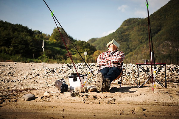 포토 JPG 주간 전신 남자 여유 여행 낚시 한명 앉기 성인 야외 앞모습 책 30대 한국인 가을 잠 낚싯대 덮기 낙동강 안동 성인남자한명만 국내포토 자연요소 1 계절 감정 뷰포인트 모션 레저 사람 동양인 장년 강 낚시용품 경상북도 남자한명만 성인남자만 파일형식 구미