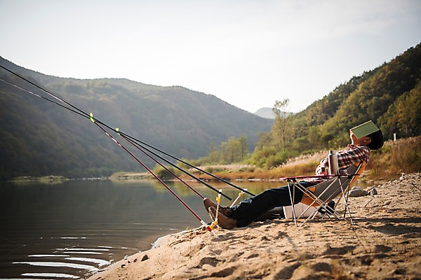 포토 JPG 주간 전신 남자 여유 여행 낚시 한명 앉기 성인 야외 옆모습 책 30대 한국인 가을 잠 낚싯대 덮기 낙동강 안동 성인남자한명만 국내포토 자연요소 1 계절 감정 뷰포인트 모션 레저 사람 동양인 장년 강 낚시용품 경상북도 남자한명만 성인남자만 파일형식 구미