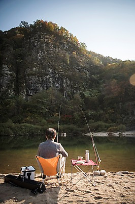 포토 JPG 주간 전신 노년 남자 여유 여행 낚시 한명 앉기 야외 뒷모습 강 한국인 가을 낚싯대 60대 낙동강 안동 노인남자한명만 국내포토 자연요소 1 계절 감정 뷰포인트 모션 레저 사람 동양인 성인 낚시용품 경상북도 남자한명만 노인남자만 파일형식 구미