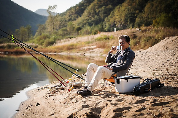 포토 JPG 주간 전신 노년 남자 여유 커피 여행 낚시 한명 미소 들기 앉기 야외 옆모습 강 한국인 마시기 가을 낚싯대 60대 낙동강 안동 노인남자한명만 국내포토 자연요소 1 계절 감정 음료 뷰포인트 모션 레저 표정 사람 동양인 성인 낚시용품 경상북도 남자한명만 노인남자만 파일형식 구미