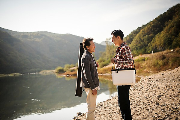 포토 JPG 주간 응시 노년 남자 아들 여유 여행 가족 낚시 서기 웃음 들기 상반신 성인 야외 두명 옆모습 30대 강 마주보기 한국인 가을 낚시용품 아빠 60대 낙동강 안동 부자지간 성인남자만 국내포토 자연요소 시선 계절 감정 뷰포인트 관계 모션 레저 표정 사람 동양인 장년 경상북도 남자만 성인만 파일형식 구미 인종 경상도 한국 아시아 나라