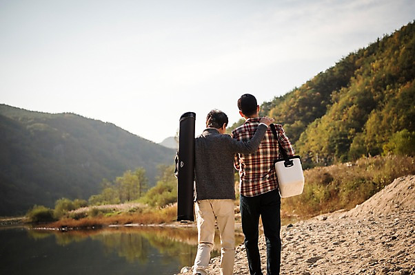 포토 JPG 주간 노년 남자 아들 여유 여행 가족 낚시 들기 상반신 성인 야외 두명 뒷모습 30대 강 걷기 한국인 가을 낚시용품 아빠 60대 낙동강 안동 부자지간 성인남자만 어깨에손 국내포토 자연요소 계절 감정 뷰포인트 관계 모션 레저 사람 동양인 장년 경상북도 남자만 성인만 파일형식 구미