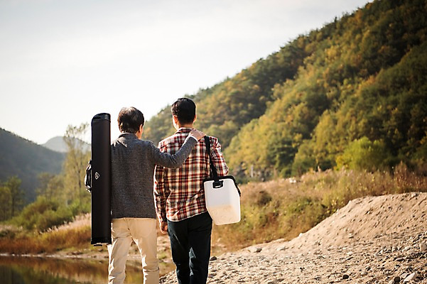 포토 JPG 주간 노년 남자 아들 여유 여행 가족 낚시 들기 상반신 성인 야외 두명 뒷모습 30대 강 걷기 한국인 가을 낚시용품 아빠 60대 낙동강 안동 부자지간 성인남자만 어깨에손 국내포토 자연요소 계절 감정 뷰포인트 관계 모션 레저 사람 동양인 장년 경상북도 남자만 성인만 파일형식 구미