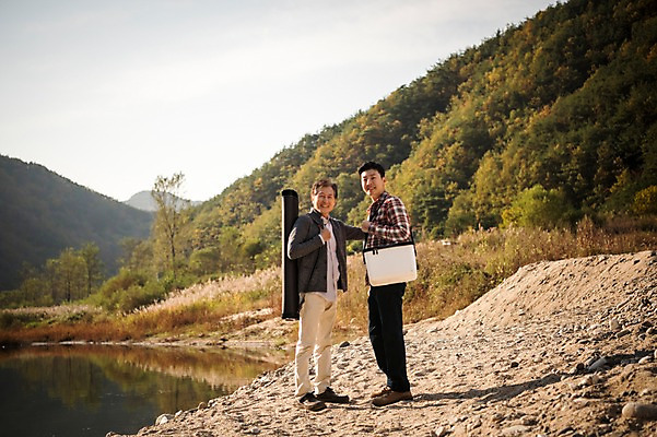 포토 JPG 주간 전신 노년 남자 아들 여유 여행 가족 낚시 서기 미소 들기 성인 야외 두명 옆모습 30대 강 한국인 가을 낚시용품 아빠 60대 낙동강 안동 부자지간 성인남자만 국내포토 자연요소 계절 감정 뷰포인트 관계 모션 레저 표정 사람 동양인 장년 경상북도 남자만 성인만 파일형식 구미