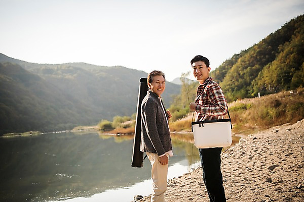 포토 JPG 주간 노년 남자 아들 여유 여행 가족 낚시 서기 미소 들기 상반신 성인 야외 두명 옆모습 30대 강 한국인 가을 낚시용품 아빠 60대 낙동강 안동 부자지간 성인남자만 국내포토 자연요소 계절 감정 뷰포인트 관계 모션 레저 표정 사람 동양인 장년 경상북도 남자만 성인만 파일형식 구미
