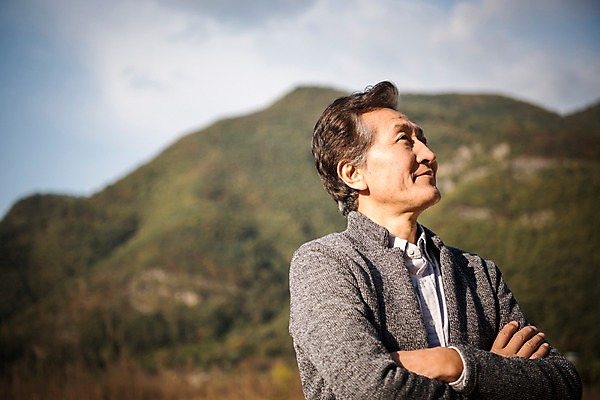 포토 JPG 주간 응시 노년 남자 여유 한명 서기 미소 상반신 야외 옆모습 아웃포커스 강 팔짱 한국인 올려보기 가을 60대 낙동강 안동 노인남자한명만 국내포토 자연요소 1 시선 계절 감정 뷰포인트 모션 촬영기법 표정 사람 동양인 성인 경상북도 남자한명만 노인남자만 파일형식 구미 인종 경상도 남자만 노인만 한국 성인만 아시아 나라